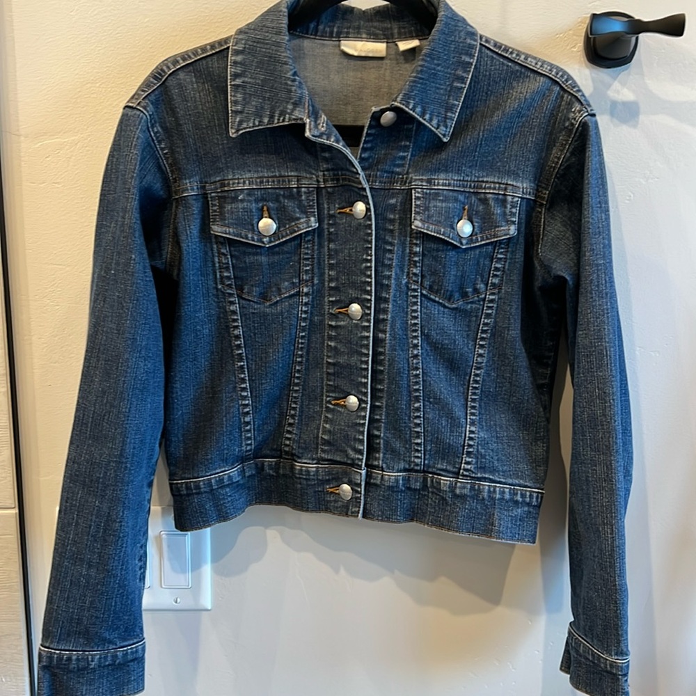 Flattering cropped denim jacket by Halogen size M, like new